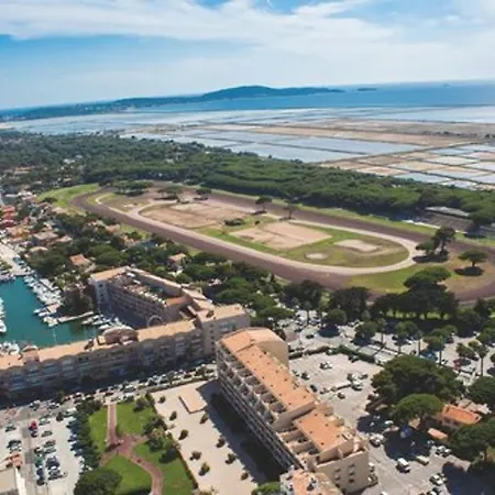 Apartment Climatise Avec Terrasses Et Vue Port, Proche Plages A Hyeres